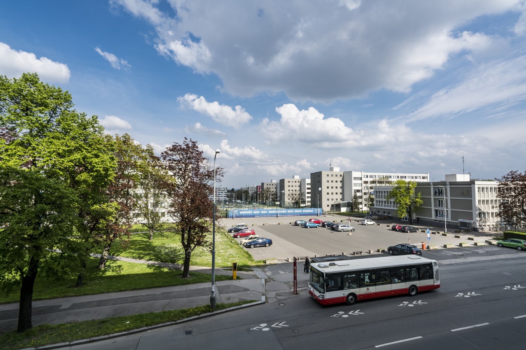 Ohrazené parkoviště před blokem 1 na Kolejích Strahov